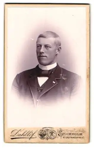 Fotografie Alfr. & Son Dahlöf, Stockholm, Drottninggatan 47, Portrait eines jungen Mannes
