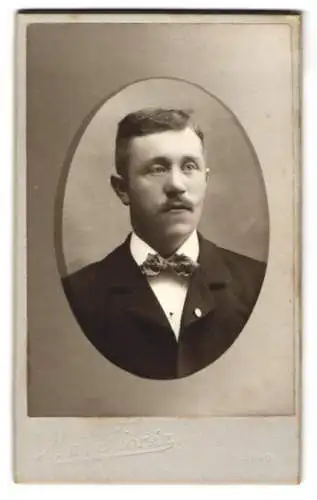 Fotografie N. P. Florén, Wansbro - Vansbro, Porträt eines Mannes mit Fliege