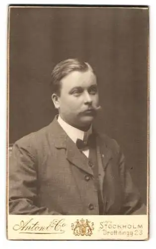 Fotografie Anton & Co., Stockholm, Drottninggatan 23, Porträt eines Mannes mit Schnurrbart