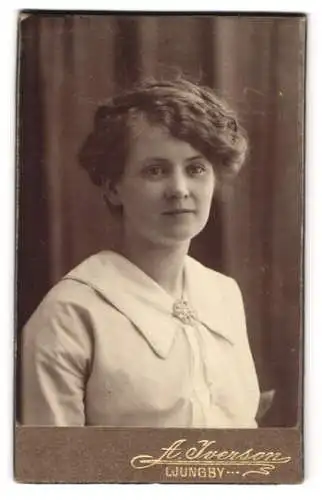 Fotografie A. Iverson, Ljungby, Porträt einer jungen Frau