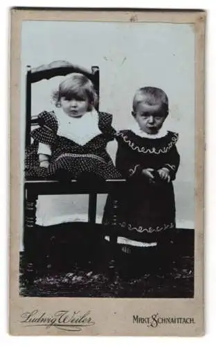 Fotografie Ludwig Weiler, Schnaittach, Zwei Kinder in dunkler Kleidung