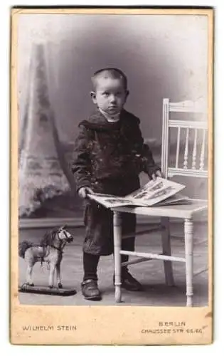 Fotografie Wilhelm Stein, Berlin, Chausseestrasse 65/66, Kind mit Spielzeugpferd