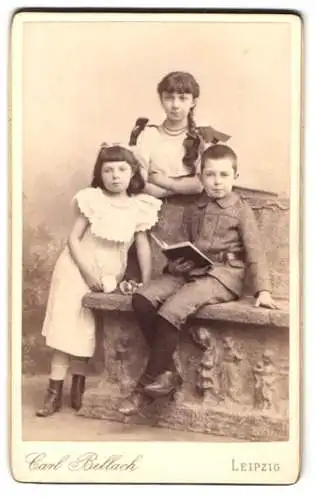 Fotografie Carl Bellach, Leipzig, Gellertstrasse 12, Kinder auf einer Steinbank