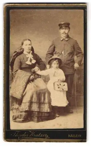 Fotografie Theodor Kratzer, Hallein, Familie mit kleinem Kind
