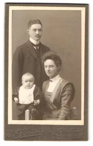 Fotografie J. A. Kindblom, Wernamo, Familienporträt mit Kleinkind