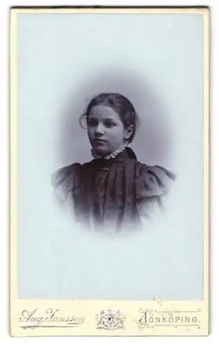 Fotografie Aug. Jansson, Jönköping, Målaregränd 16, Porträt eines jungen Mädchens