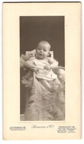 Fotografie Samson & Co., Offenbach am Main, Frankfurterstr. 11, Porträt eines Kleinkindes in einem Stuhl