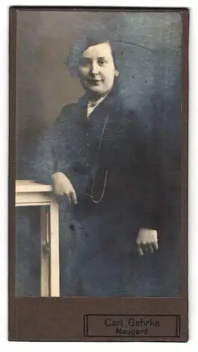 Fotografie Carl Gehrke, Naugard, Porträt einer Dame in eleganter Pose