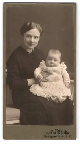 Fotografie Friedrich Meltz, Quedlinburg, Heiligegeiststrasse 11-12, Mutter mit Kleinkind