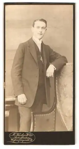 Fotografie M. Wacker Wwe, Aschaffenburg, Weissenburgerstrasse 18, Porträt eines eleganten Herrn
