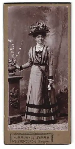 Fotografie Herm. Lüders, Weissenburg, Ellingertor, Frau mit elegantem Hut und Blumenarrangement