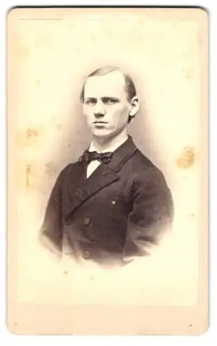 Fotografie Theodor Pinkert, Berlin, Gr. Friedrichs Strasse 112b, Porträt eines jungen Mannes