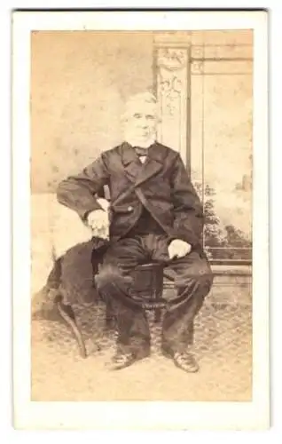 Fotografie C. Wingett, Portland, Älterer Herr auf Stuhl sitzend