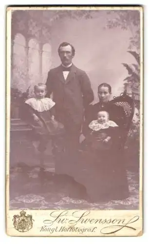 Fotografie Sw. Swensson, Linköping, Familienporträt mit zwei Kindern