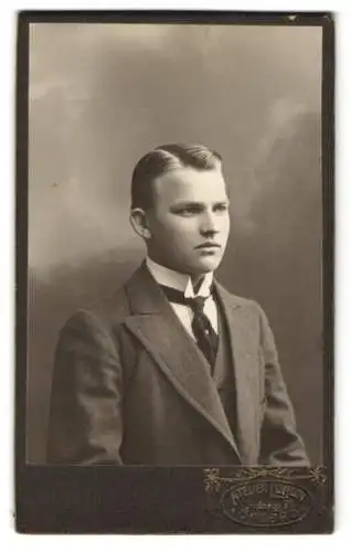 Fotografie Atelier Lundin, Örebro, Drottringsgatan 21, Porträt eines jungen Mannes
