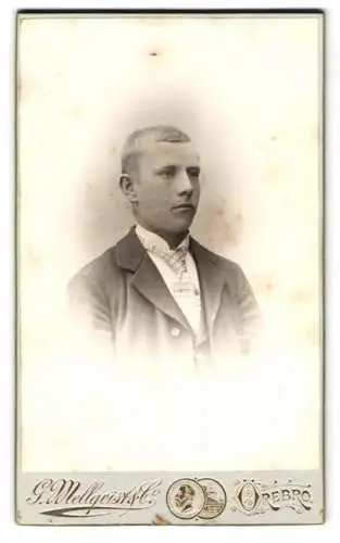 Fotografie G. Mellqvist & Co, Örebro, Porträt eines jungen Mannes