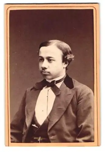 Fotografie Henri Ostis, Upsala, Stora Kungsgatan 55, Porträt eines jungen Mannes