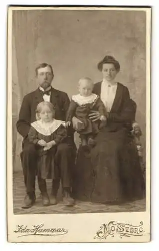 Fotografie Ida Hammar, Nossebro, Familienportrait mit zwei Kindern