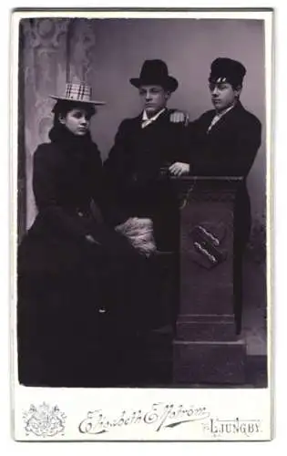 Fotografie Elisabeth Elfström, Ljungby, Portrait von drei elegant gekleideten Personen