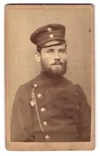Fotografie unbekannter Fotograf und Ort, Porträt eines Postmann in Uniform mit Amtskette