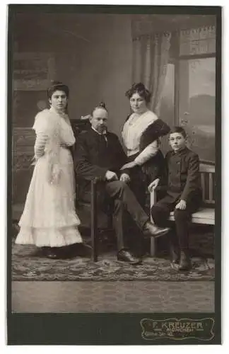 Fotografie F. Kreuzer, München, Göthestrasse 42, Familienszene mit vier Personen in Studiokulisse