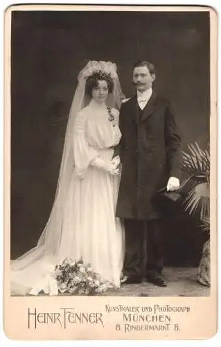 Fotografie Heinr. Tenner, München, Rindermarkt 8, Hochzeitspaar im klassischen Stil in Weiss mit Schleier