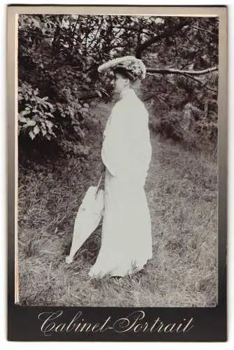 Fotografie unbekannter Fotograf und Ort, Dame mit Hut und Schirm im Garten