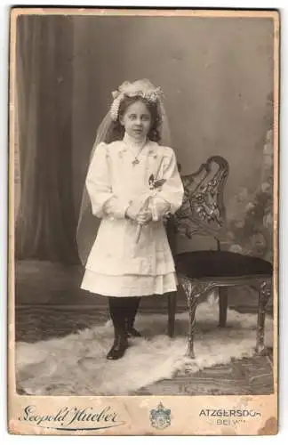 Fotografie Leopold Stueber, Atzgersdorf, Kirchenplatz 2, Porträt Hermine von Mayer im Kleid mit Schleier, dat. 1912