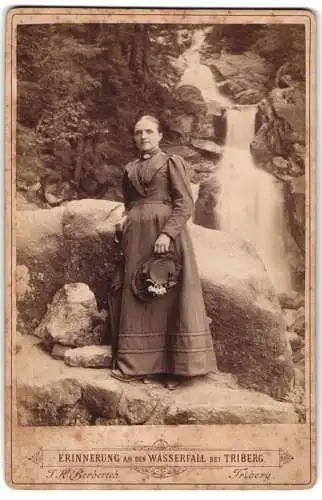 Fotografie T.K. Berberich, Triberg, Ansicht Triberg, Frau vor dem Wasserfall