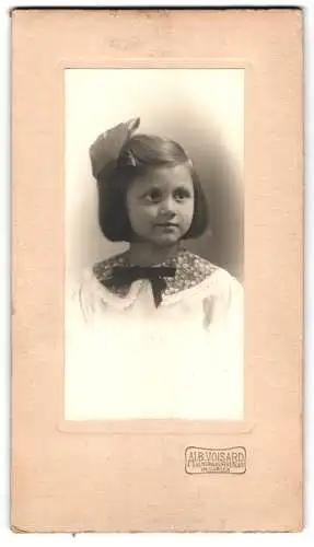 Fotografie Alb. Voisard, Wiesbaden, Wilhelmstrasse 89, Porträt eines Mädchens mit Schleife, dat.17.Juni 1914