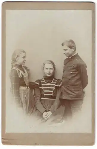 Fotografie unbekannter Fotograf und Ort, drei Geschwister in traditioneller Kleidung, Knabe Richard, dat 1902