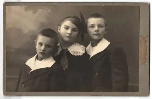 Fotografie Paul Hüttner, München, Drei Kinder Familie Boehm Ewald, Lilly, Christian Knabe in eleganter Kleidung
