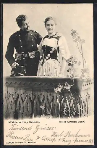 AK Schweizer Soldat in Uniform mit Frau in traditioneller Kleidung, Ist es wirklich wahr?