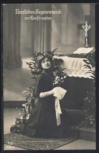 AK Mädchen mit Blumenstrauss kniet for Altar, Konfirmation