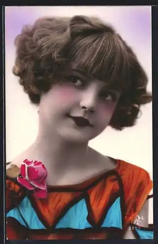 AK Portrait eines Mädchens in buntem Oberteil mit Rose