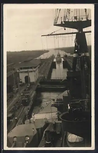 Foto-AK Panama Canal, Ship in the first lock