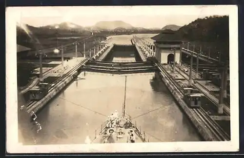 Foto-AK Panama Canal, Views of the locks on the Pacific side