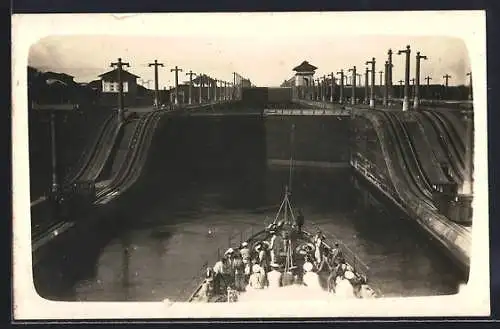 Foto-AK Panama Canal, Water lifting a ship