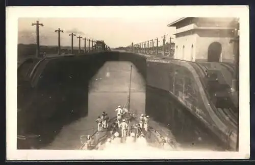 Foto-AK Panama Canal, Going from one lock to another