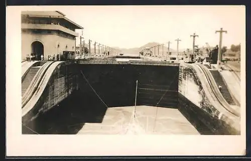 Foto-AK Panama Canal, Ship in a lock
