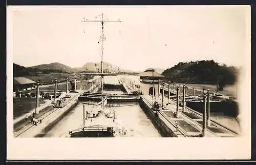 Foto-AK Panama Canal, Lock with a ship