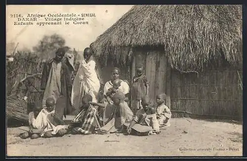 AK Dakar, Village indigéne, Enfants apprenant le Coran