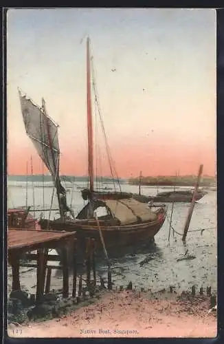 AK Singapore, Native Boat, Fischerboot mit Segel am Anleger