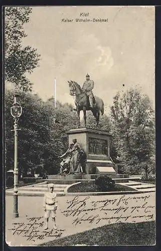 AK Kiel, kleiner Junge steht vor dem Kaiser Wilhelm-Denkmal