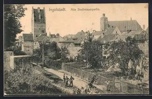 AK Ingolstadt, Alte Stadtmauerpartie, zwei Soldaten der Infanterie