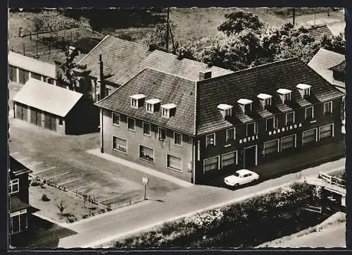 AK Westrhauderfehn /Ostfriesland, Hotel Nanninga aus der Vogelschau, Erstes Haus am Platze