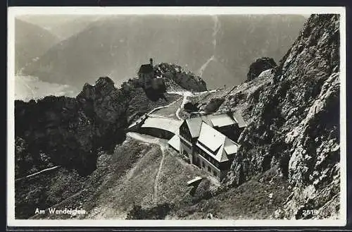 AK Wendelstein-Berghütte, Gebäude mit Umgebung aus der Vogelschau