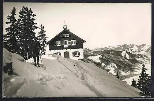 AK Starnberger Hütte /Laberjoch, Berghütte mit Skiläufer und Fernblick