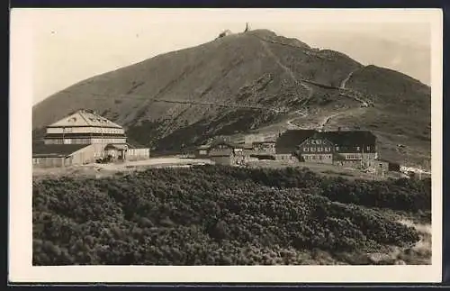 AK Riesenbaude /Riesengebirge, Riesenbaude und Schlesierhaus mit Schneekoppe