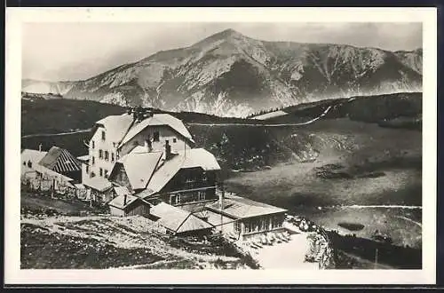 AK Ottoschutzhaus /Rax, Berghütte mit Bergspitze aus der Vogelschau